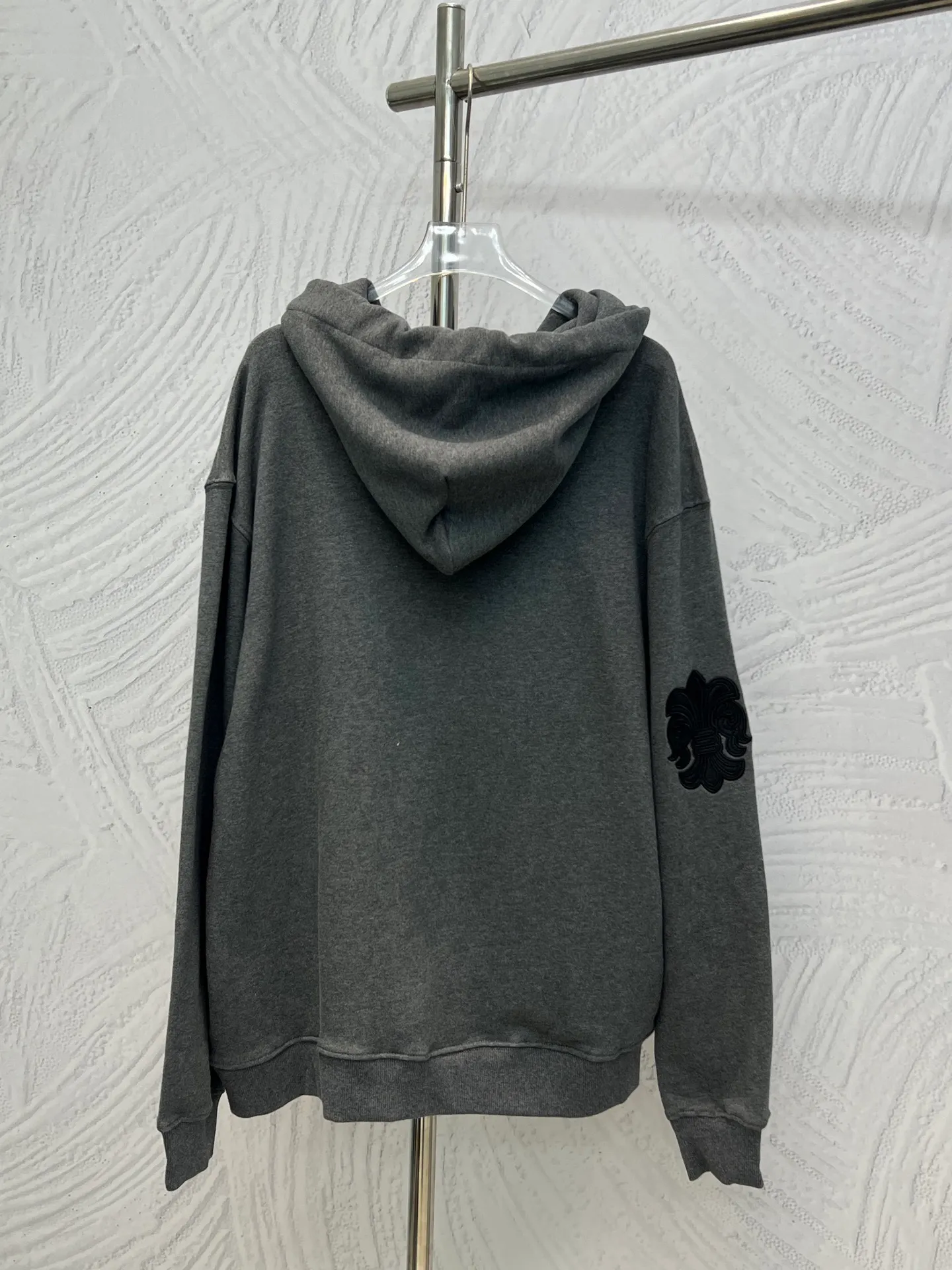 P340 𝗖𝗵𝗿𝗼𝗺𝗲 𝗛𝗲𝗮𝗿𝘁𝘀Cro Heart pure cotton terry zipper hooded jacket, a must-have item for men and women's light luxury commuting, high weight cotton double yarn 380g large terry fabric, fixed and dyed matching ribs, customized full set of accessories, clear letters and perfect restoration without difference. High-end atmosphere and full grade! The entire dress is exclusively customized with heavy craftsmanship, including burnt flower appliqué, leather embroidery and cross craftsmanship, perfectly combined with precise stitching! All wiring is special machine chain double wire, absolutely high quality craftsmanship!  Size: M L XL XXL
